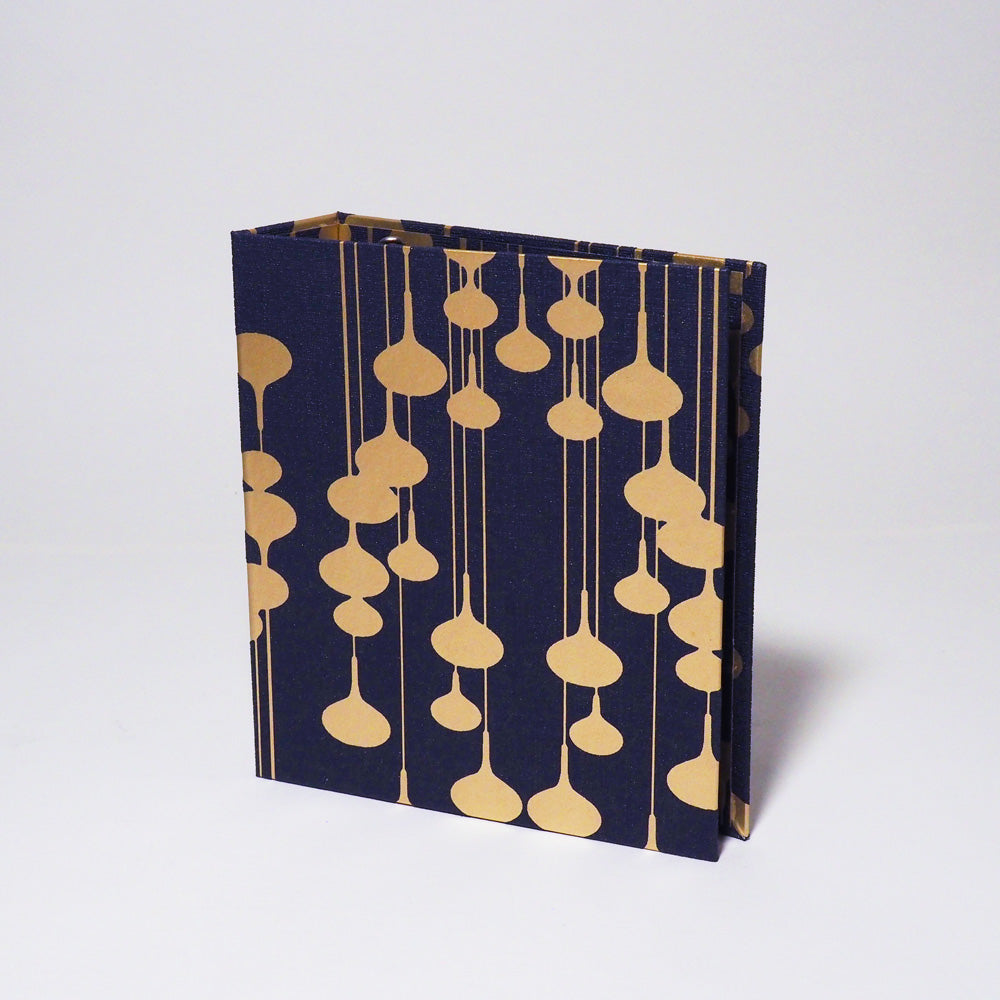 Handgebundener A6 Mini-Ringordner aus der Buchbinderei Atelier 1818 in Oberdiessbach. Design new life blue