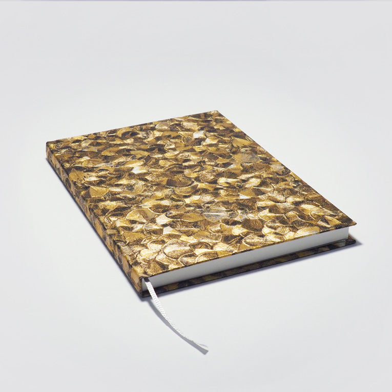 Detailaufnahme eines handgefertigten Notizbuchs aus dem Atelier 1818 , Format A5, designg Glööckler Plume Gold