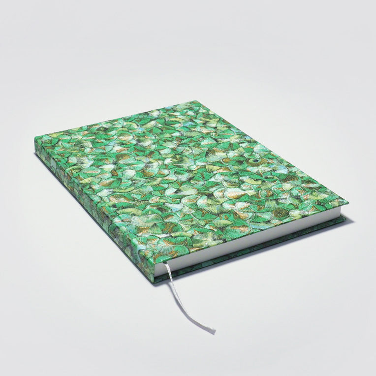 Detailaufnahme eines handgefertigten Notizbuchs aus dem Atelier 1818 , Format A,5 Design Glööckler Plume green 