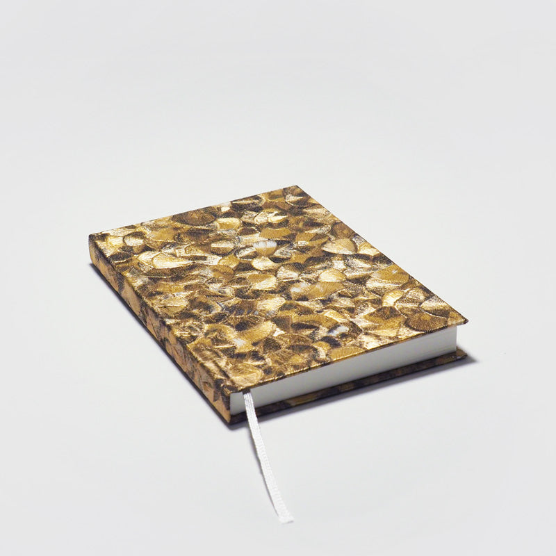 Detailaufnahme eines handgefertigten Notizbuchs aus dem Atelier 1818 , Format A6, design Glööckler Plume Gold