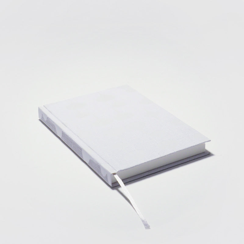 Detailaufnahme eines handgefertigten Notizbuchs aus dem Atelier 1818 , Format A6, Design New Style Weiss