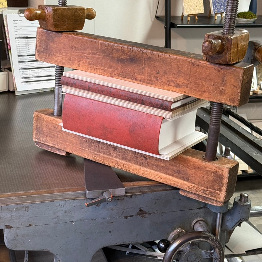 Alte Buchbinderpresse mit Kunst Bücher von Maurizio Meta