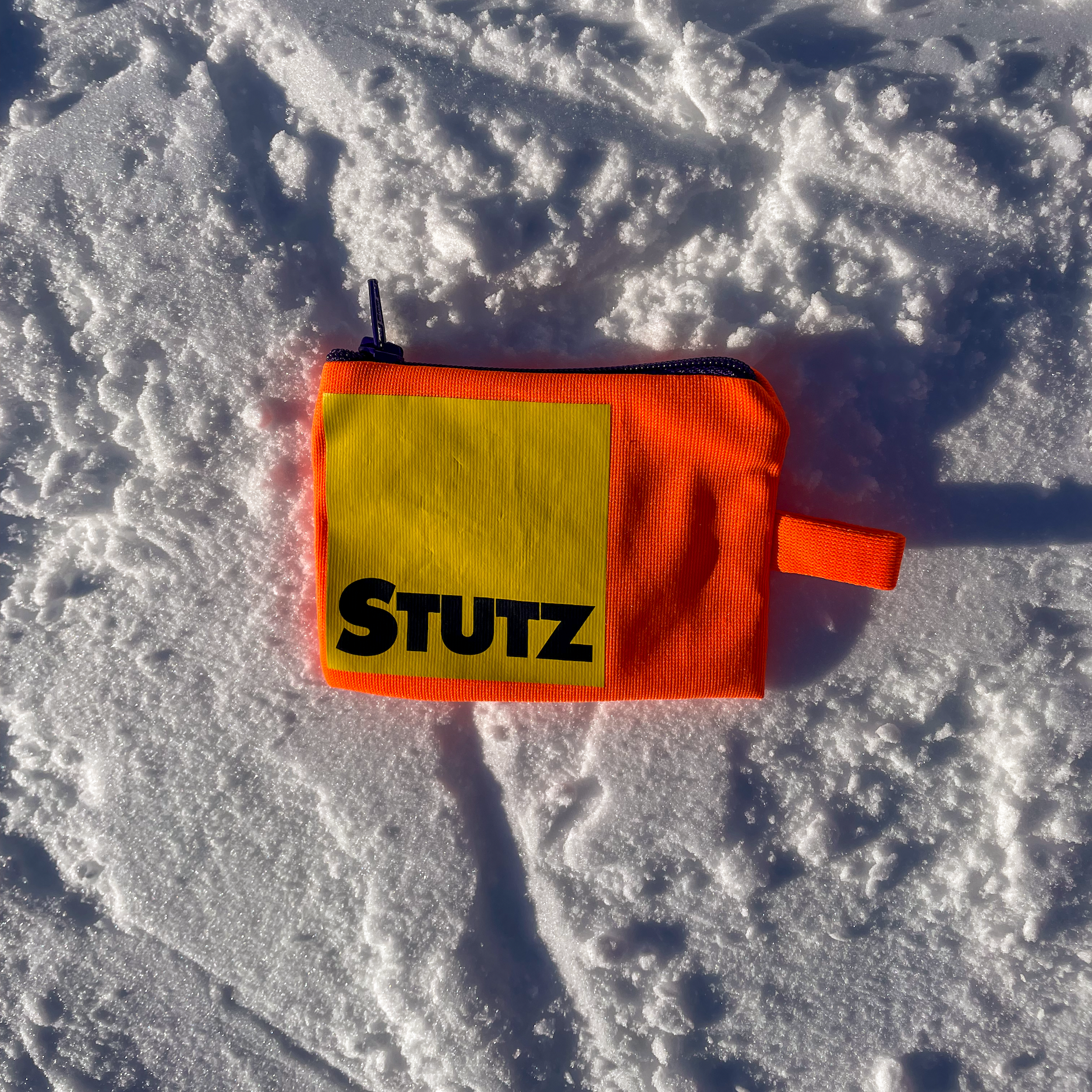 BAUT STUDIO Portemonnaie aus Warnwesten Upcycling im Schnee,  Miningmap Bern
