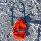 BAUT STUDIO Signal Sling Tasche aus Warnwesten Upcycling im Schnee Flach,  Miningmap Bern