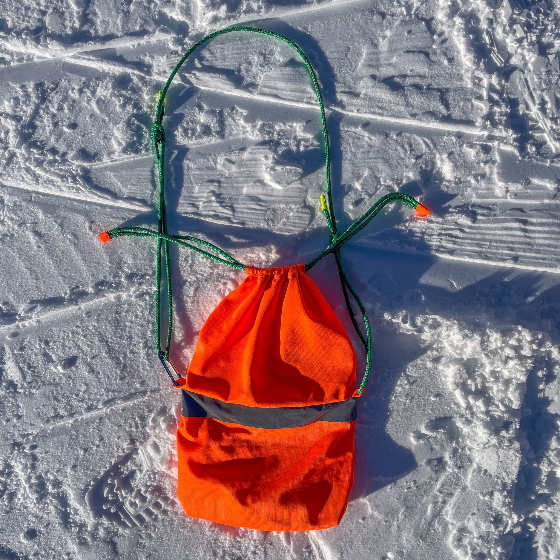 BAUT STUDIO Signal Sling Tasche aus Warnwesten Upcycling im Schnee Flach,  Miningmap Bern