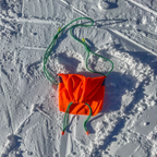 BAUT STUDIO Signal Sling Tasche aus Warnwesten Upcycling im Schnee,  Miningmap Bern