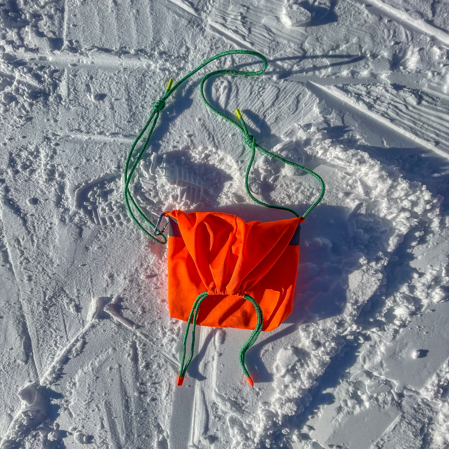 BAUT STUDIO Signal Sling Tasche aus Warnwesten Upcycling im Schnee,  Miningmap Bern