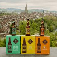 Lola Bier, von der Lola Stiftung Bern, mit sicht auf der Altstadt ud^nd Münster 