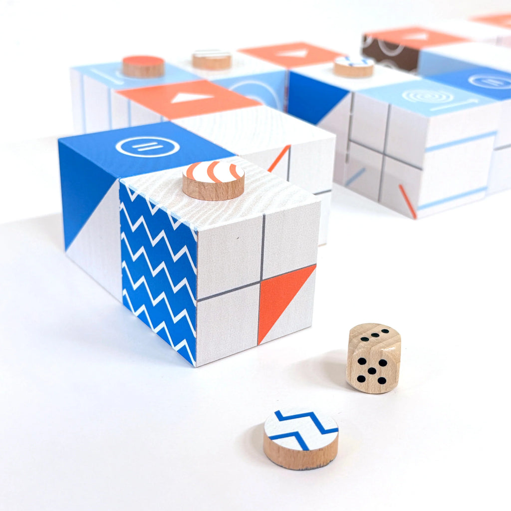 Detailaufnahme vom NaniCube2 Spiel von Nanimanu, Spiel mit Würfel, Figuren und Würfel