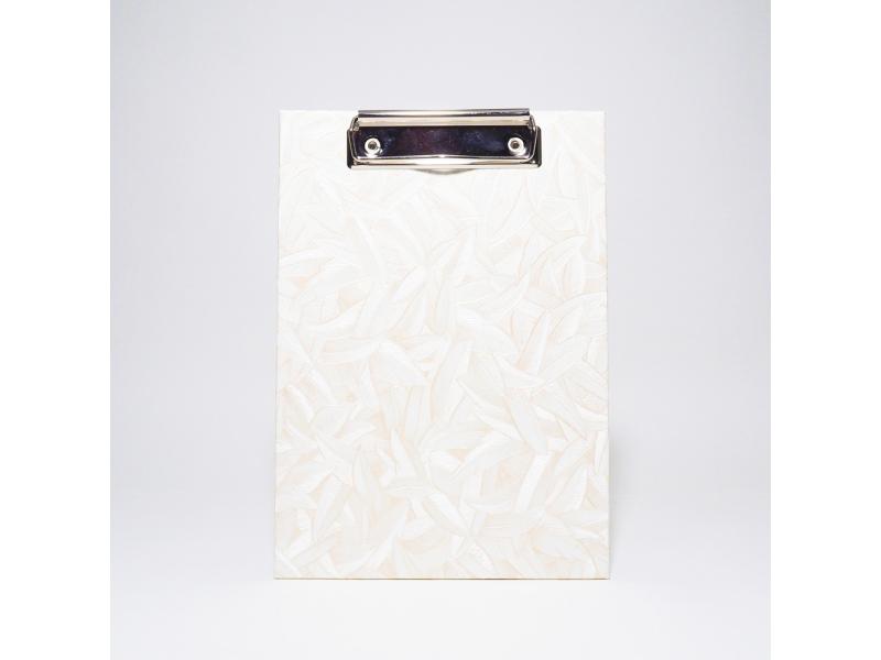 Handgefertigtes Klemmbrett vom Atelier 1818, A5, die ideale, stabile Schreibunterlage für kreative Notizen und freies Schreiben ohne Tisch. Design Glööckler Folral beige