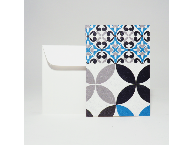 Hochwertige Grusskarte A6 vom Atelier 1818, handgefertigt in der Schweiz, inkl. Einlageblatt und Kuvert. Design Kachel Blue