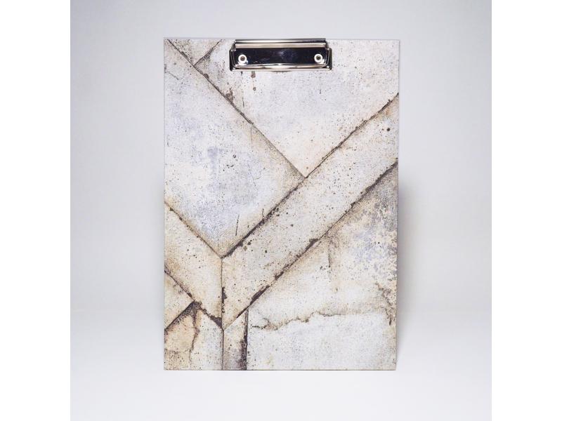 Handgefertigtes Klemmbrett vom Atelier 1818, A4, die ideale, stabile Schreibunterlage für kreative Notizen und freies Schreiben ohne Tisch. Design Beton
