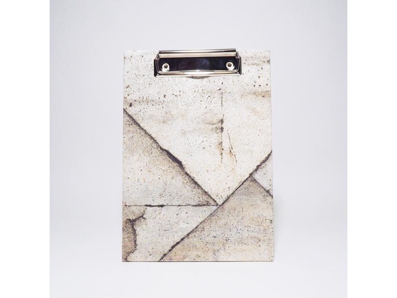 Handgefertigtes Klemmbrett vom Atelier 1818, A5, die ideale, stabile Schreibunterlage für kreative Notizen und freies Schreiben ohne Tisch. Design Beton