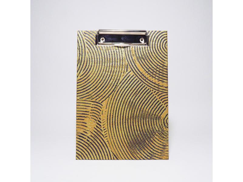 Handgefertigtes Klemmbrett vom Atelier 1818, A5, die ideale, stabile Schreibunterlage für kreative Notizen und freies Schreiben ohne Tisch. Design Nala Cape Town