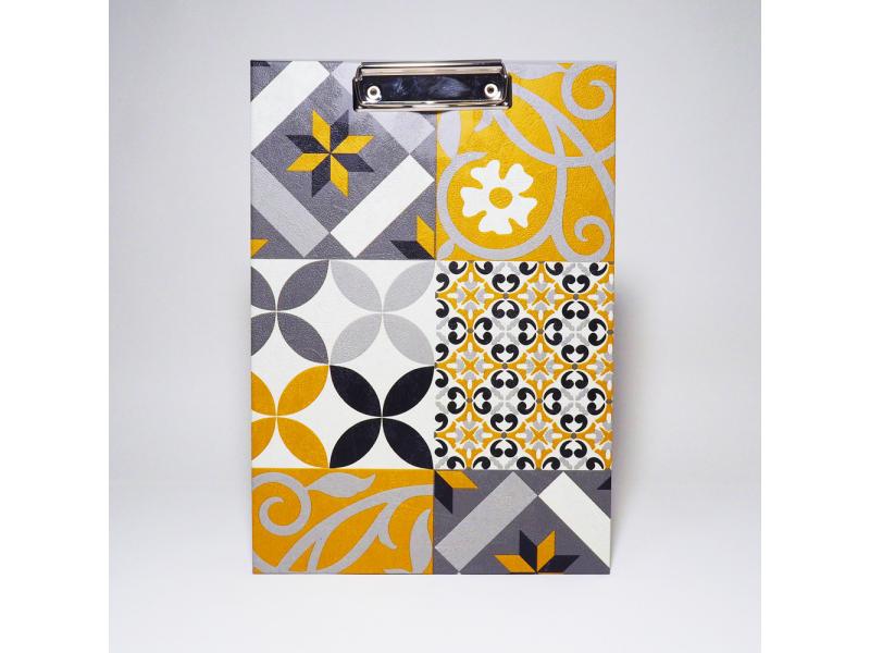 Handgefertigtes Klemmbrett vom Atelier 1818, A4, die ideale, stabile Schreibunterlage für kreative Notizen und freies Schreiben ohne Tisch. Design Kachel yellow