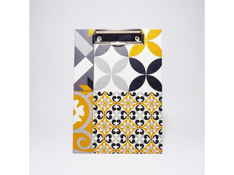 Handgefertigtes Klemmbrett vom Atelier 1818, A5, die ideale, stabile Schreibunterlage für kreative Notizen und freies Schreiben ohne Tisch. Design Kachel yellow