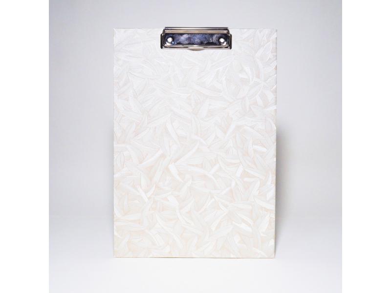 Handgefertigtes Klemmbrett vom Atelier 1818, A4, die ideale, stabile Schreibunterlage für kreative Notizen und freies Schreiben ohne Tisch. Design Glööckler Floral Beige