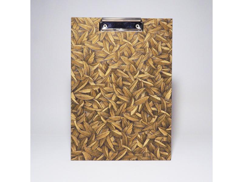 Handgefertigtes Klemmbrett vom Atelier 1818, A4, die ideale, stabile Schreibunterlage für kreative Notizen und freies Schreiben ohne Tisch. Design Glööckler Floral gold