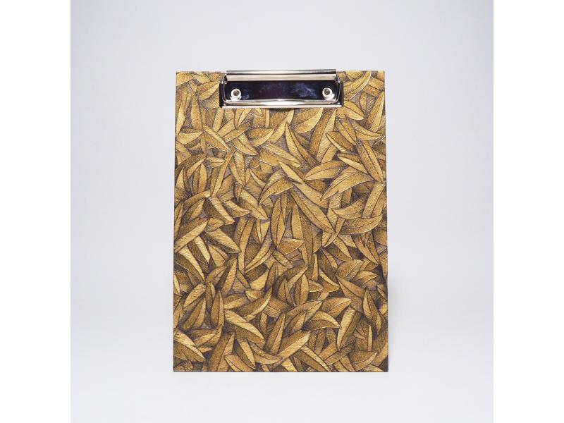 Handgefertigtes Klemmbrett vom Atelier 1818, A5, die ideale, stabile Schreibunterlage für kreative Notizen und freies Schreiben ohne Tisch. Design Glööckler Floral gold