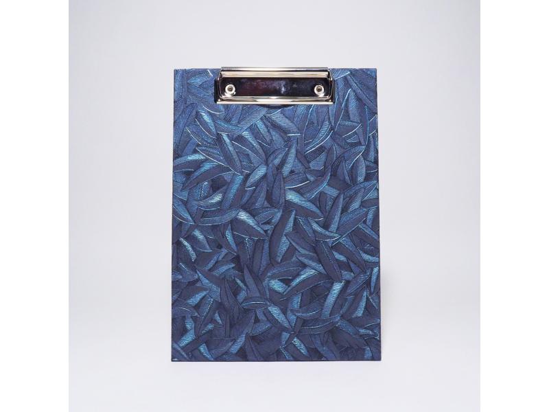 Handgefertigtes Klemmbrett vom Atelier 1818, A5, die ideale, stabile Schreibunterlage für kreative Notizen und freies Schreiben ohne Tisch. Design Glööckler Floral Lila