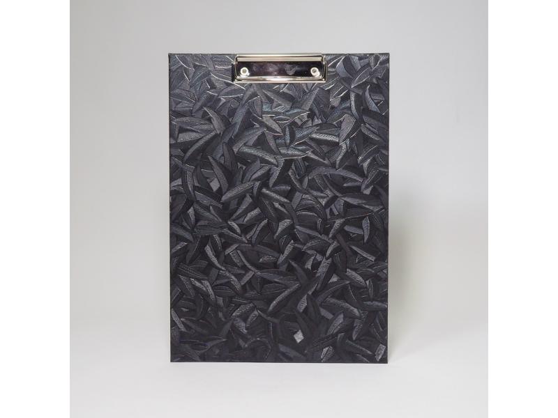 Handgefertigtes Klemmbrett vom Atelier 1818, A4, die ideale, stabile Schreibunterlage für kreative Notizen und freies Schreiben ohne Tisch. Design Glööckler Floral Schwarz