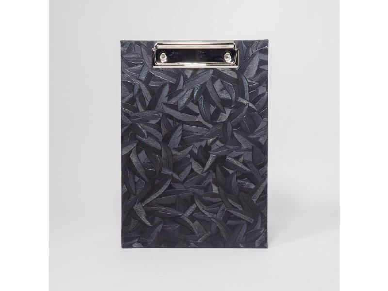 Handgefertigtes Klemmbrett vom Atelier 1818, A5, die ideale, stabile Schreibunterlage für kreative Notizen und freies Schreiben ohne Tisch. Design Glööckler Floral Schwarz