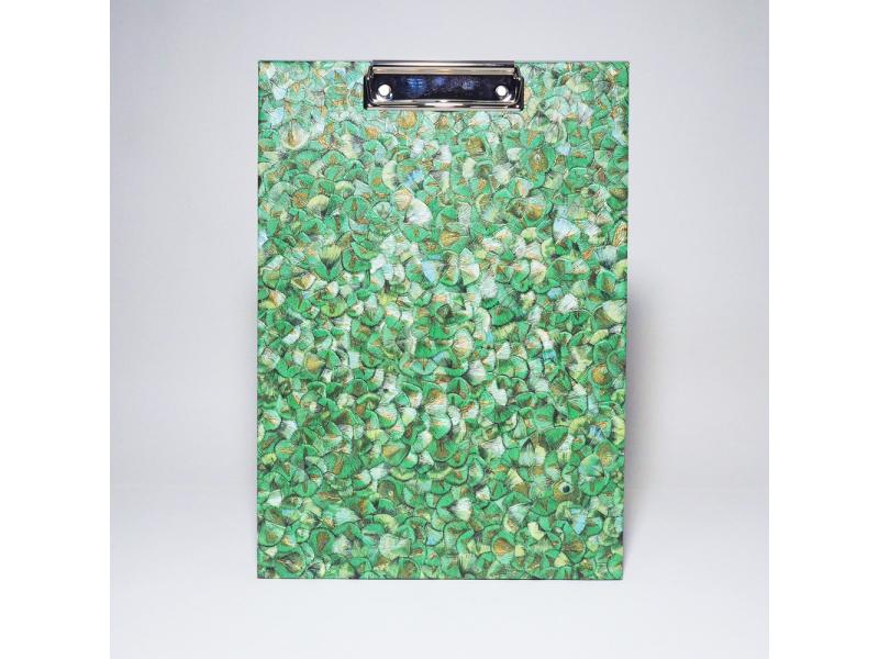 Handgefertigtes Klemmbrett vom Atelier 1818, A4, die ideale, stabile Schreibunterlage für kreative Notizen und freies Schreiben ohne Tisch. Design Glööckler Plume Green