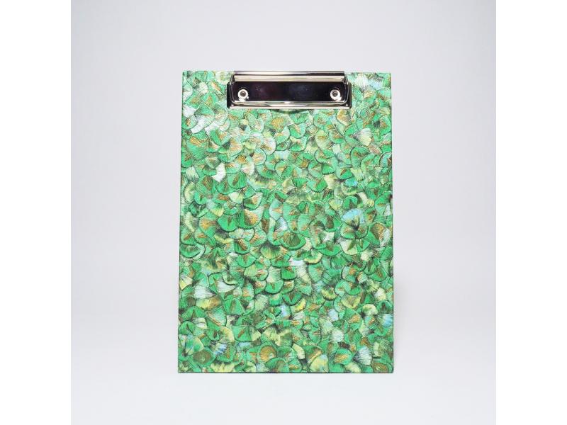 Handgefertigtes Klemmbrett vom Atelier 1818, A5, die ideale, stabile Schreibunterlage für kreative Notizen und freies Schreiben ohne Tisch. Design Gööckler Plume Green 