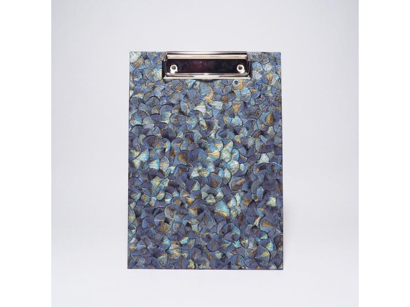 Handgefertigtes Klemmbrett vom Atelier 1818, A5, die ideale, stabile Schreibunterlage für kreative Notizen und freies Schreiben ohne Tisch. Design Glööckler Plume Petrol
