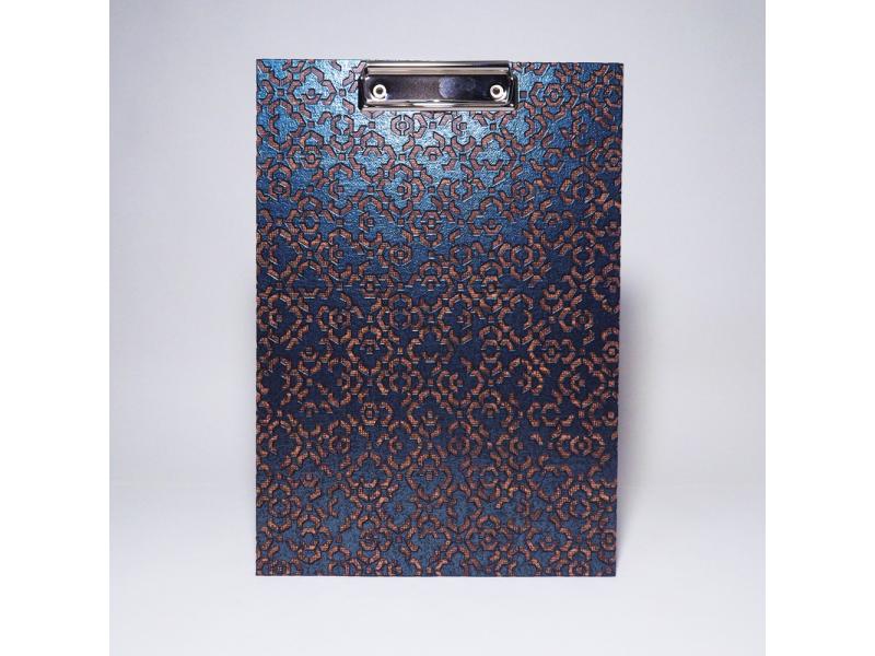 Handgefertigtes Klemmbrett vom Atelier 1818, A4, die ideale, stabile Schreibunterlage für kreative Notizen und freies Schreiben ohne Tisch. Design Marrakesch blue