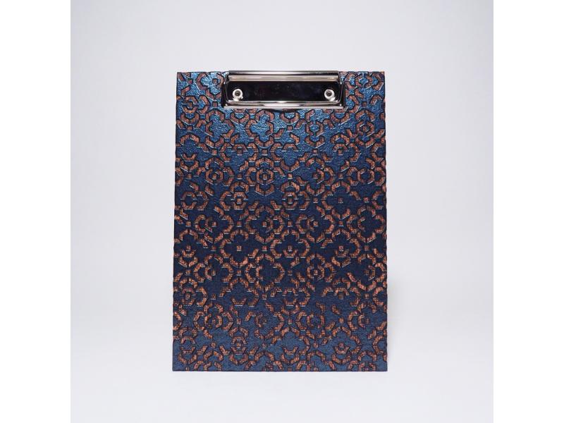 Handgefertigtes Klemmbrett vom Atelier 1818, A5, die ideale, stabile Schreibunterlage für kreative Notizen und freies Schreiben ohne Tisch. Design Marrakesch Blue