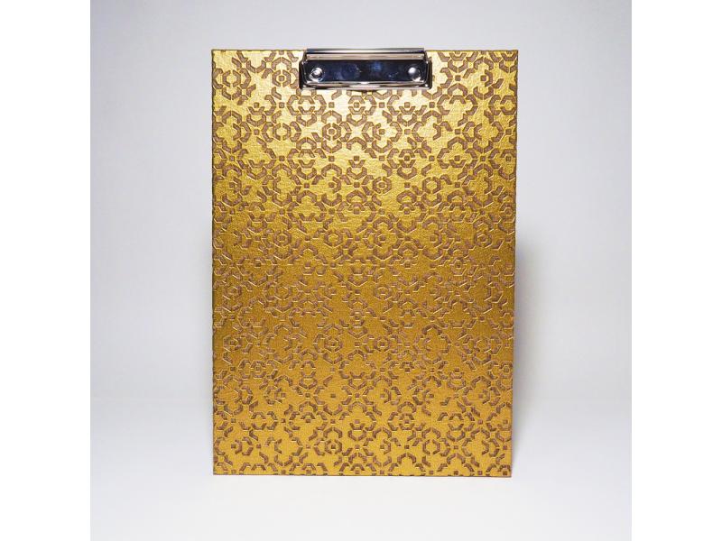 Handgefertigtes Klemmbrett vom Atelier 1818, A4, die ideale, stabile Schreibunterlage für kreative Notizen und freies Schreiben ohne Tisch. Design Marrakesch Gold