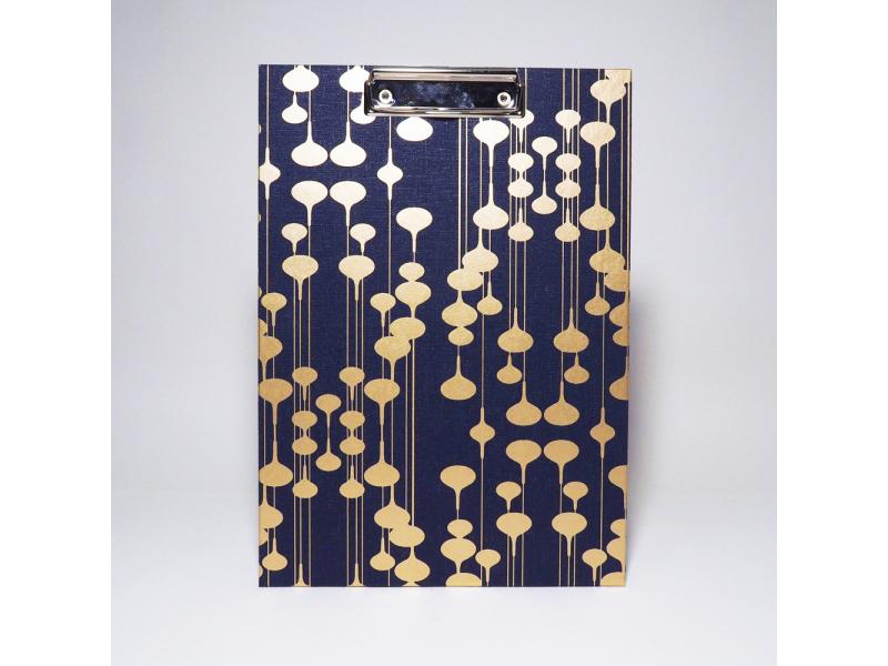 Handgefertigtes Klemmbrett vom Atelier 1818, A4, die ideale, stabile Schreibunterlage für kreative Notizen und freies Schreiben ohne Tisch. Design New Life Blue