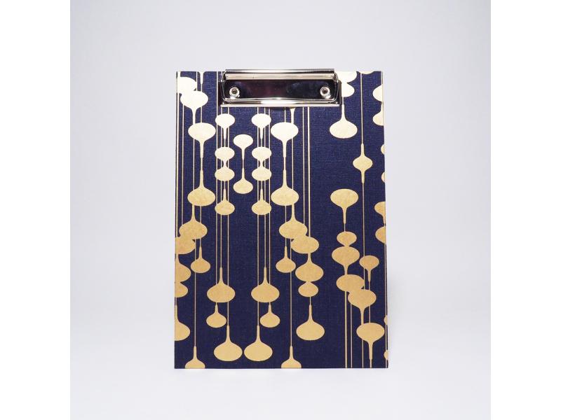 Handgefertigtes Klemmbrett vom Atelier 1818, A5, die ideale, stabile Schreibunterlage für kreative Notizen und freies Schreiben ohne Tisch. Design New Life Blue