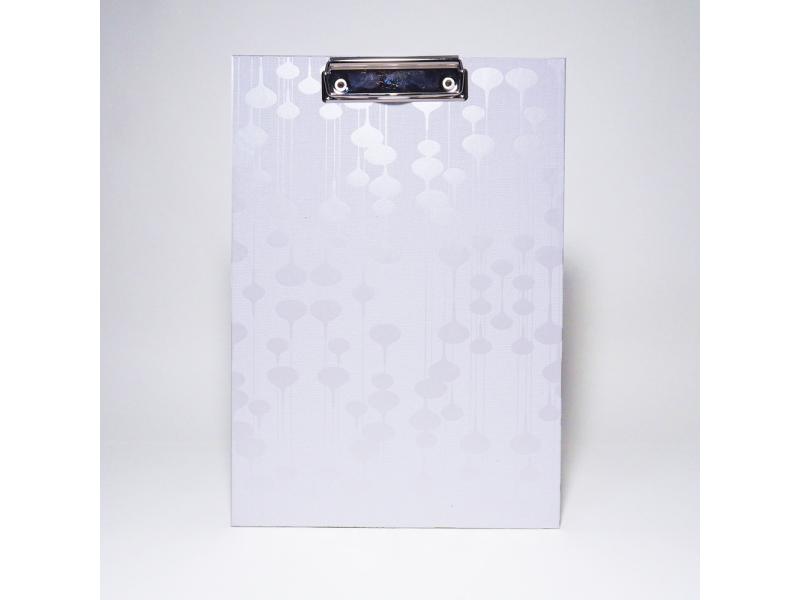 Handgefertigtes Klemmbrett vom Atelier 1818, A4, die ideale, stabile Schreibunterlage für kreative Notizen und freies Schreiben ohne Tisch. Design New Life white