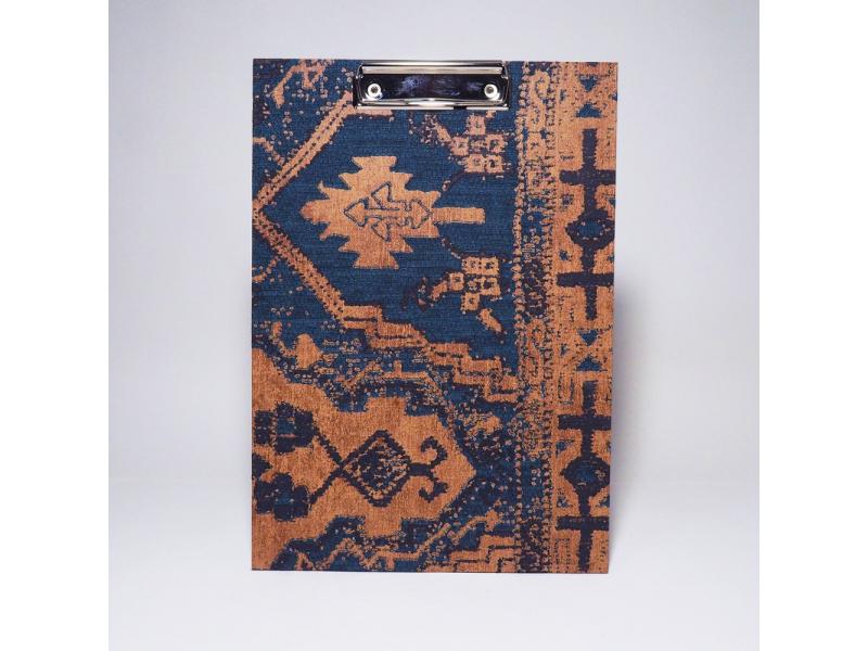 Handgefertigtes Klemmbrett vom Atelier 1818, A54 die ideale, stabile Schreibunterlage für kreative Notizen und freies Schreiben ohne Tisch. Design Oriental Story blue