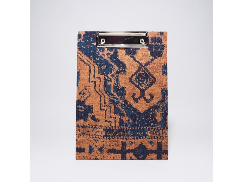 Handgefertigtes Klemmbrett vom Atelier 1818, A5, die ideale, stabile Schreibunterlage für kreative Notizen und freies Schreiben ohne Tisch. Design Oriental Story blue