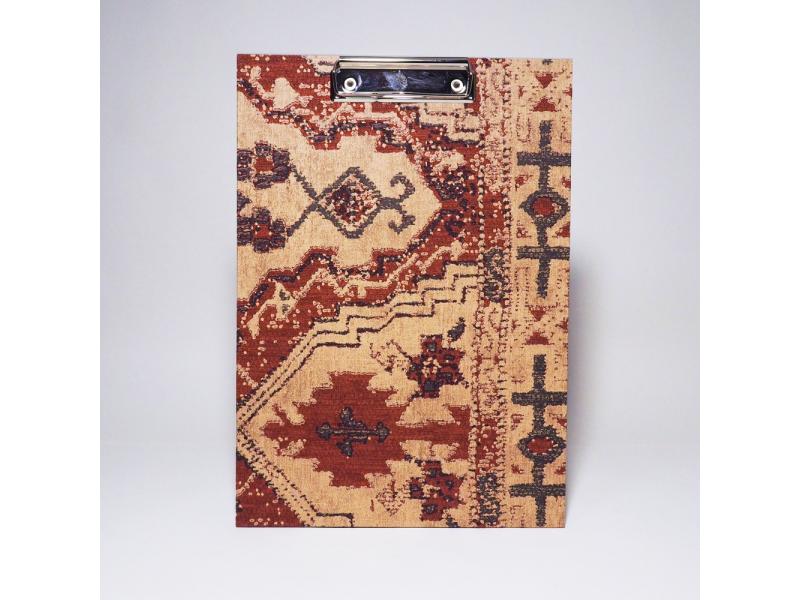 Handgefertigtes Klemmbrett vom Atelier 1818, A4, die ideale, stabile Schreibunterlage für kreative Notizen und freies Schreiben ohne Tisch. Design Oriental Story red