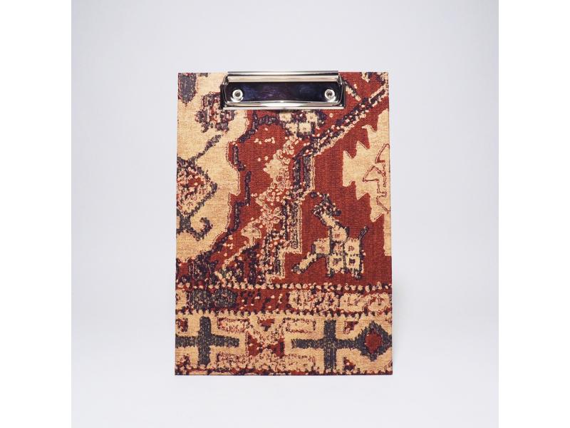 Handgefertigtes Klemmbrett vom Atelier 1818, A5, die ideale, stabile Schreibunterlage für kreative Notizen und freies Schreiben ohne Tisch. Design Oriental Story red