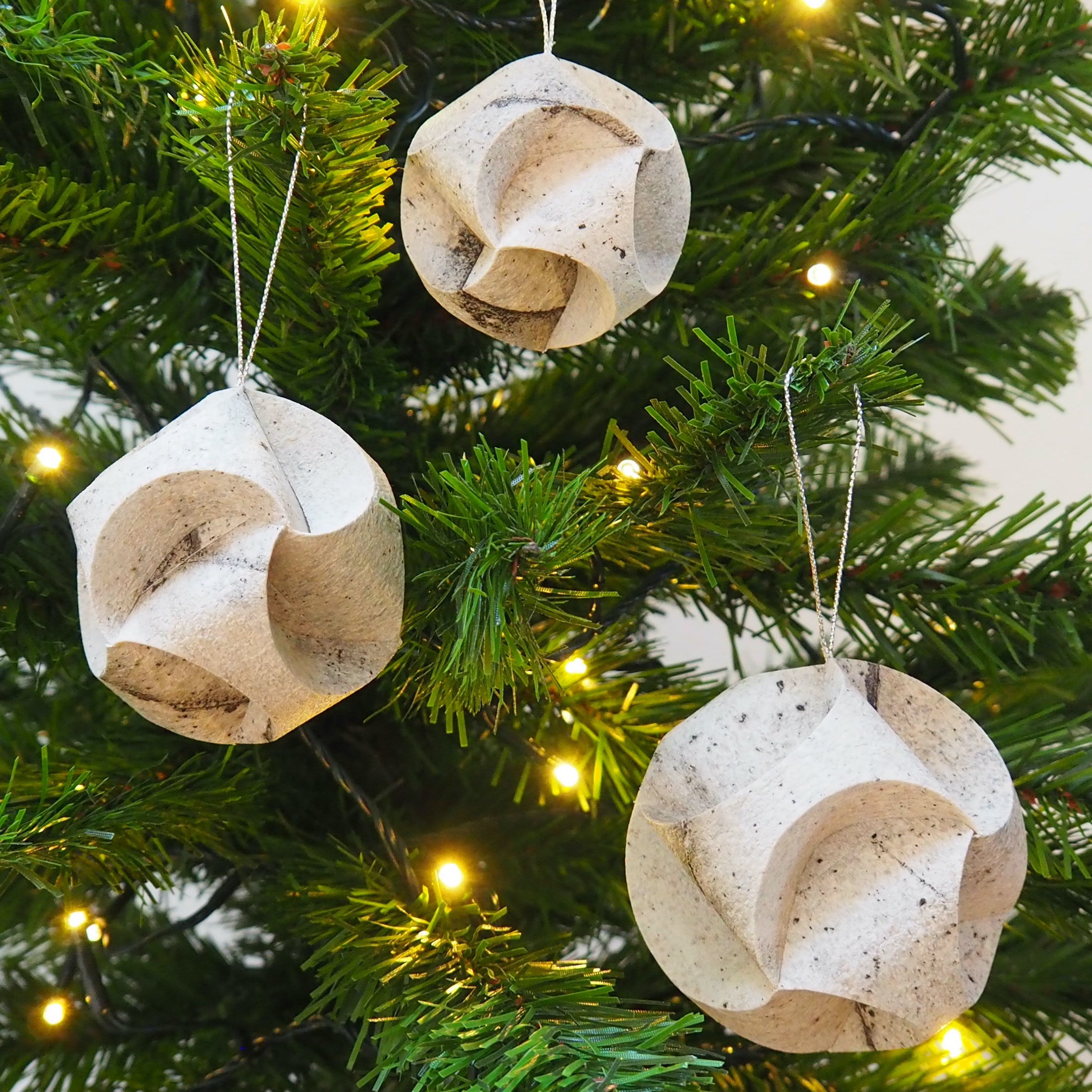 Dekokugeln, Weihnachtskugeln aus Papier, handgemacht Design Beton