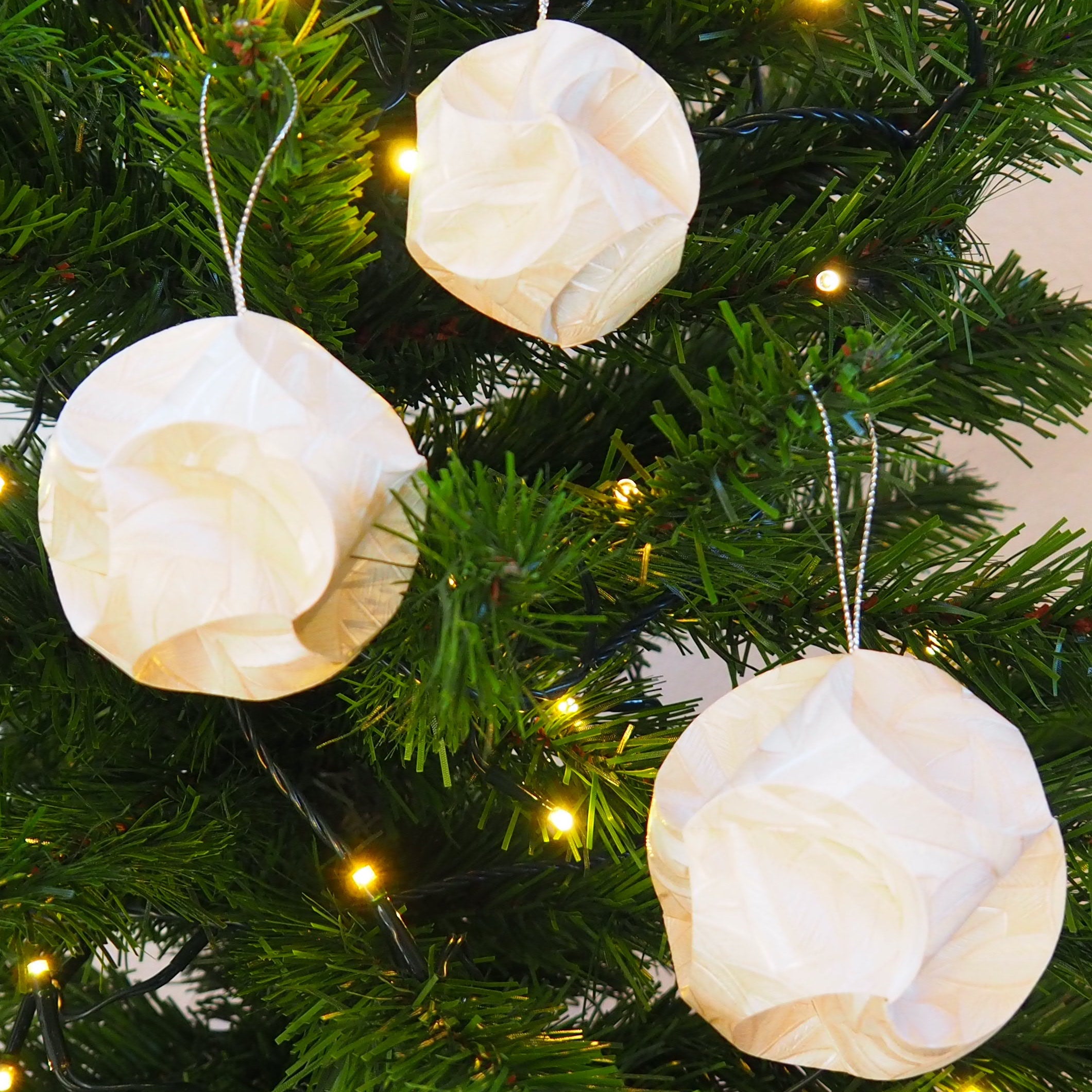 Dekokugeln, Weihnachtskugeln aus Papier, handgemacht Design Glööckler floral creme