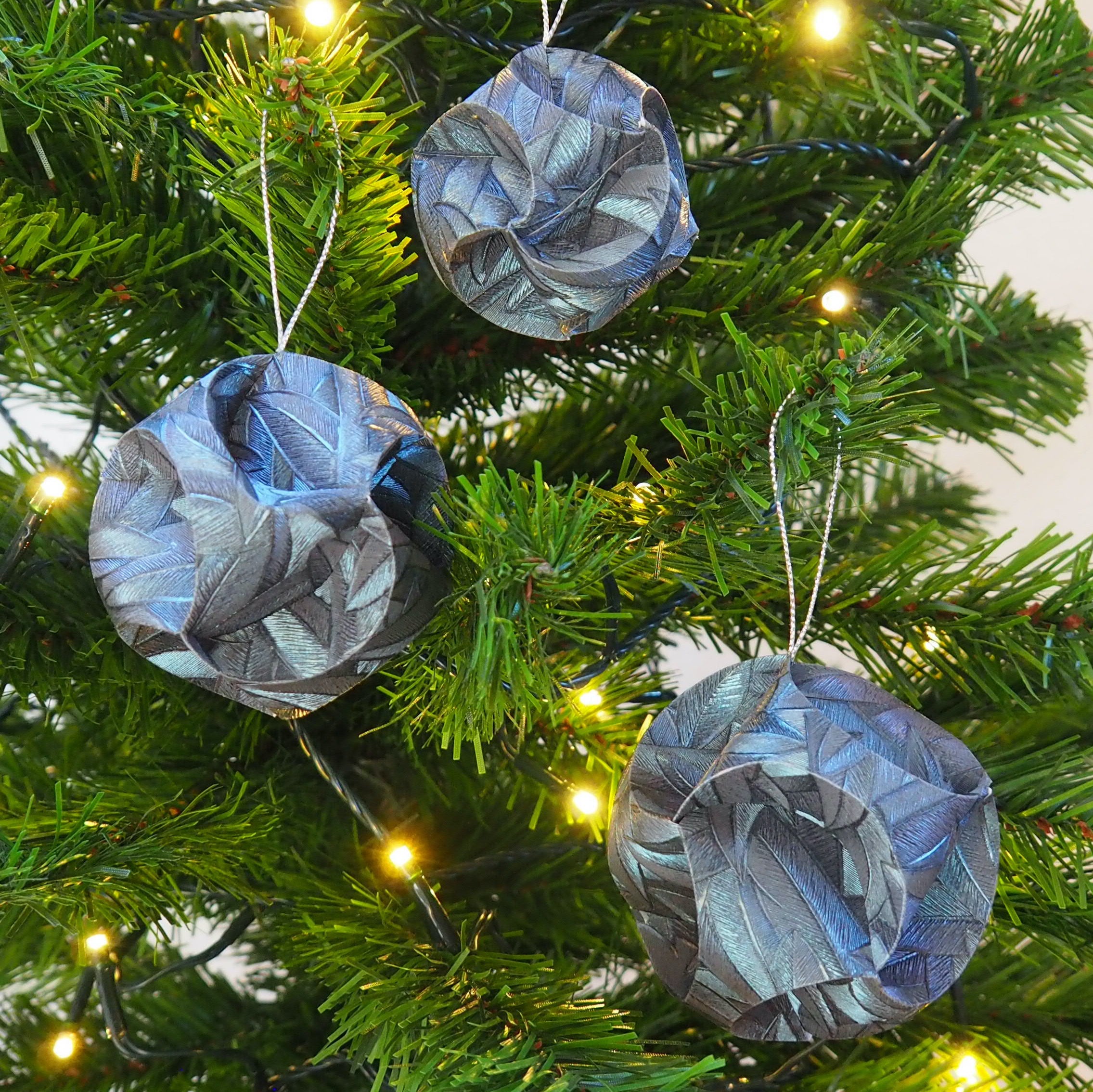 Dekokugeln, Weihnachtskugeln aus Papier, handgemacht Design Glööckler floral lila