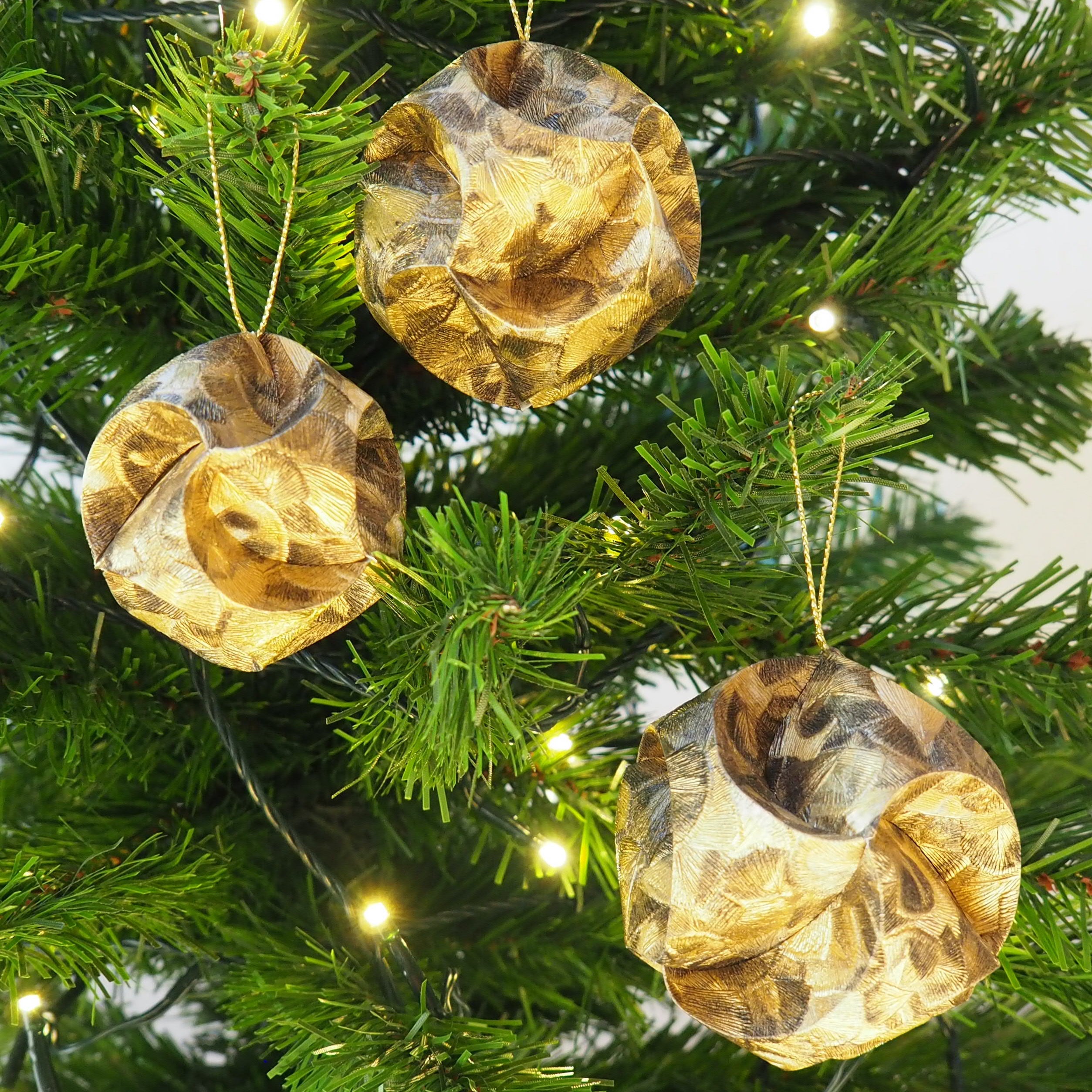 Dekokugeln, Weihnachtskugeln aus Papier, handgemacht Design Glööckler Plume gold