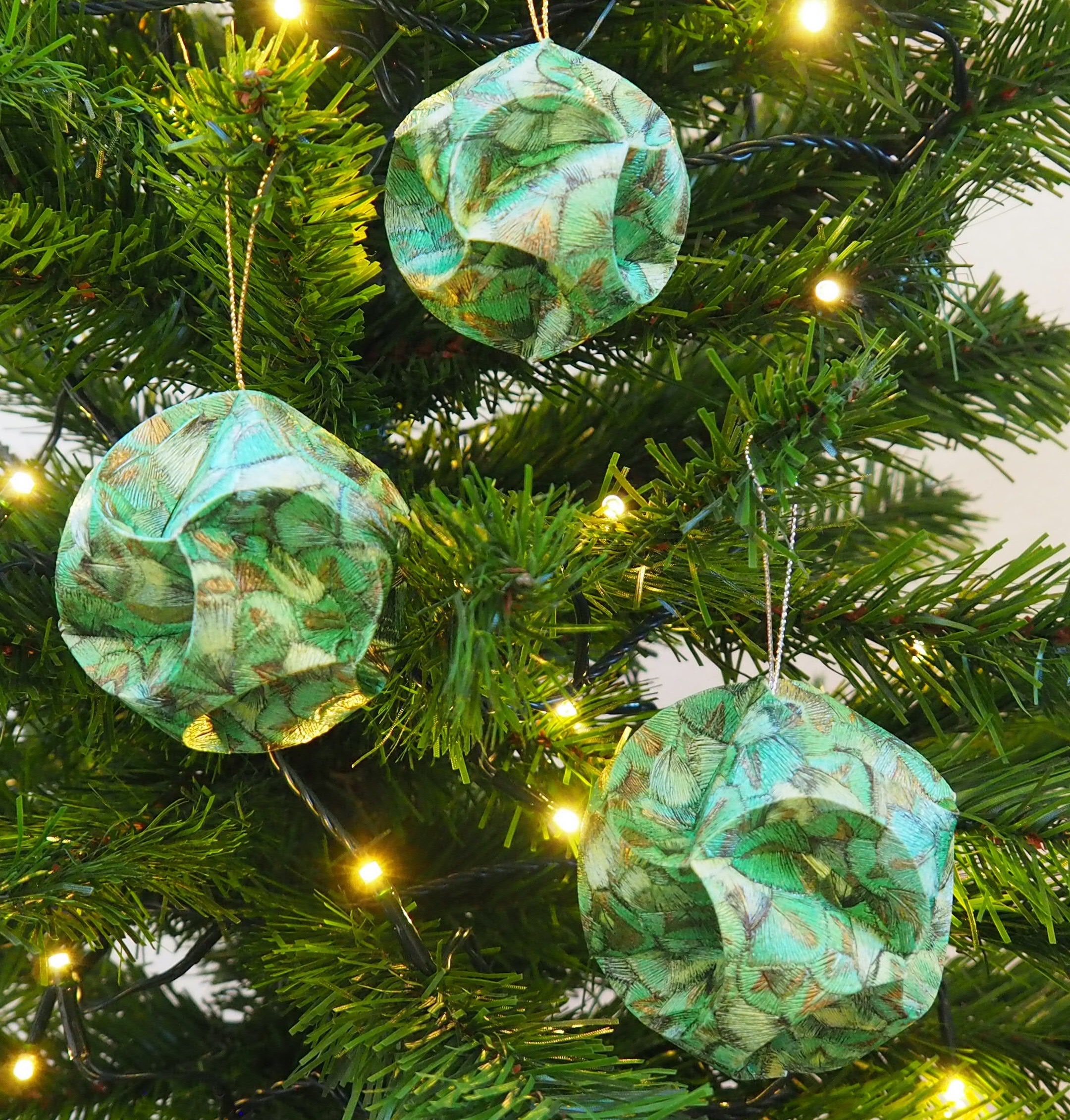 Dekokugeln, Weihnachtskugeln aus Papier, handgemacht Design Glööckler Plume green grün