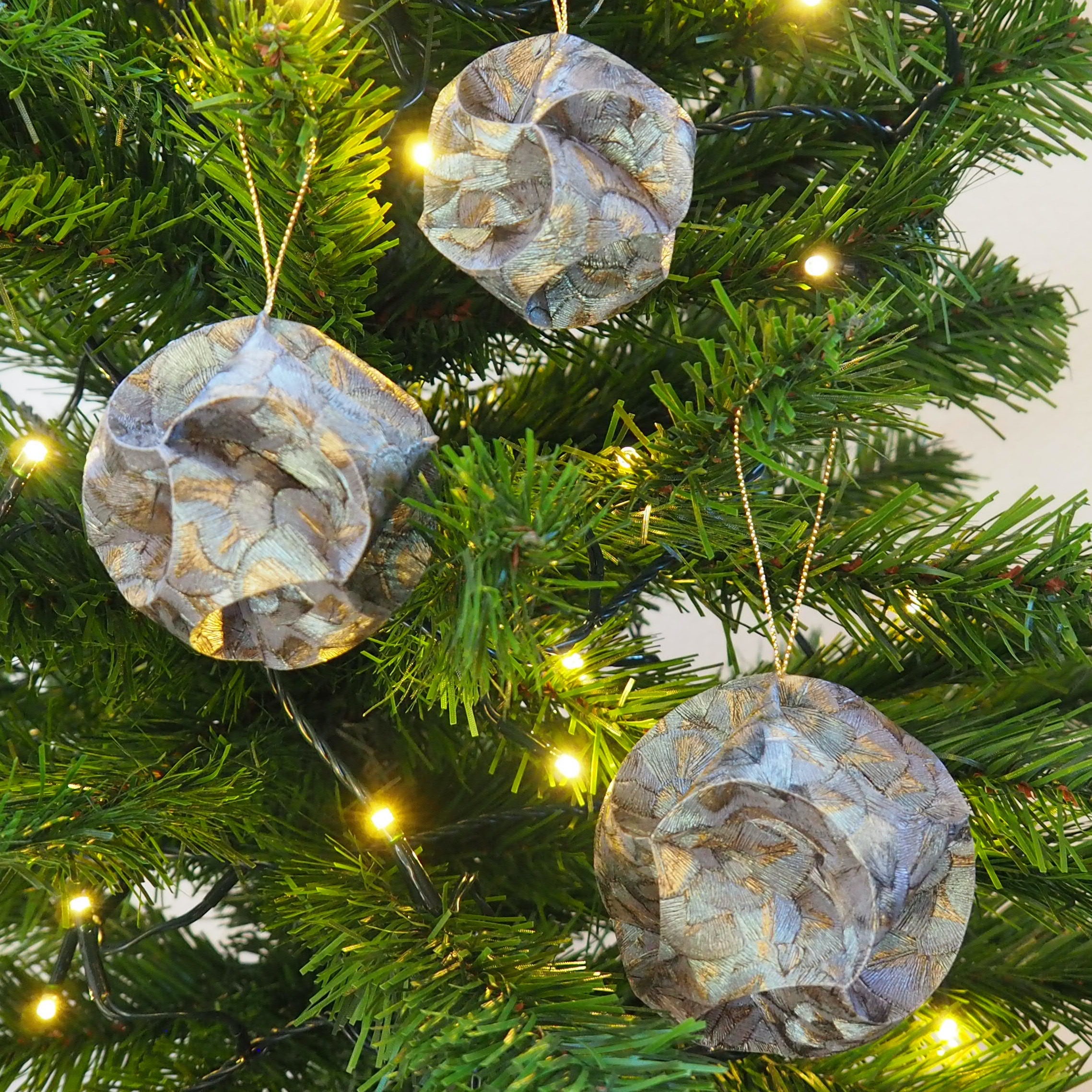 Dekokugeln, Weihnachtskugeln aus Papier, handgemacht Design Glööckler Plume Petrol