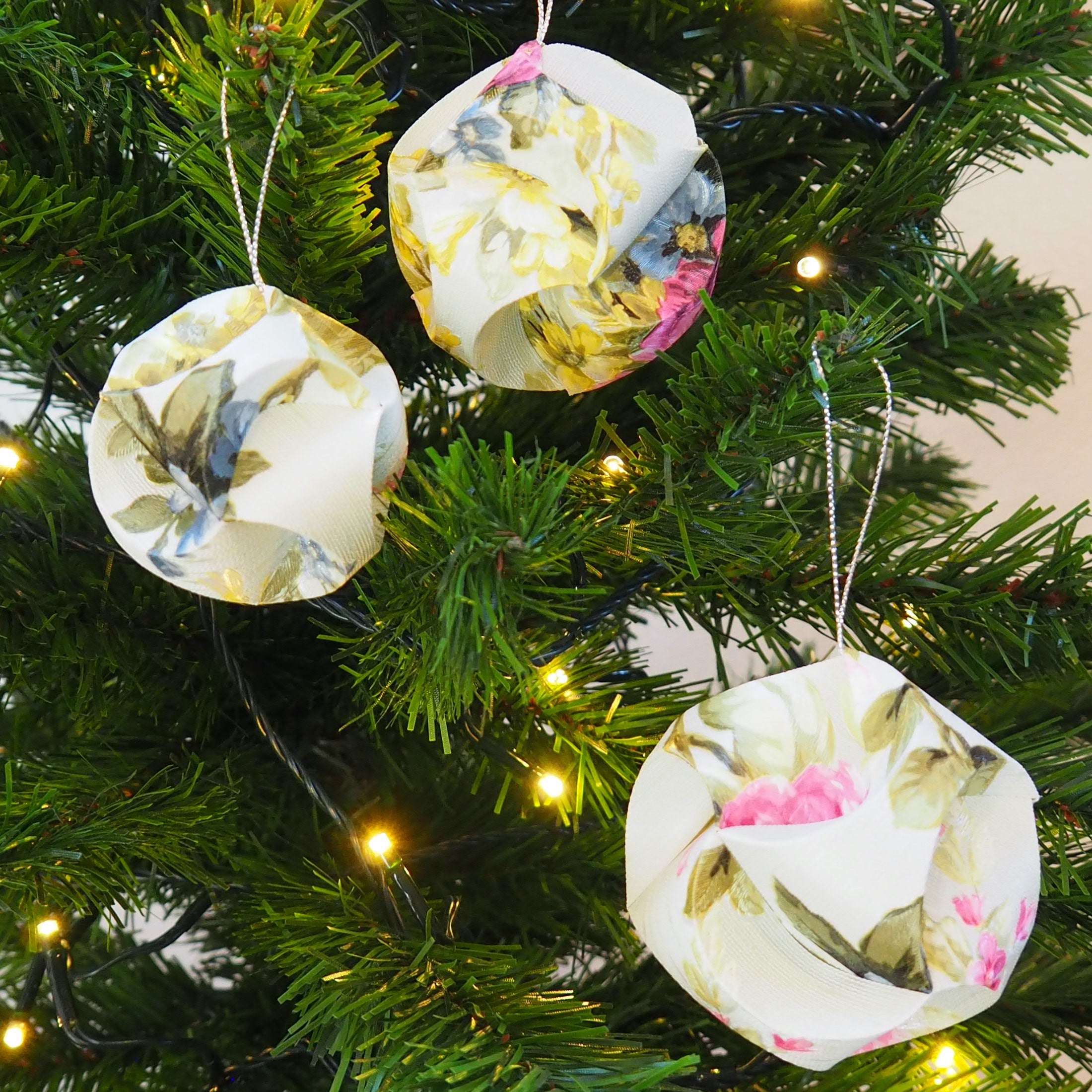 Dekokugeln, Weihnachtskugeln aus Papier, handgemacht Design Floral