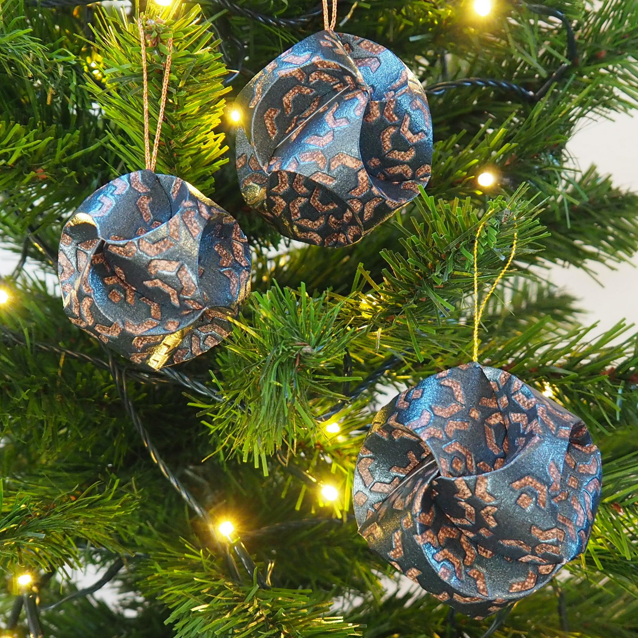 Dekokugeln, Weihnachtskugeln aus Papier, handgemacht Design Marrakesch blue