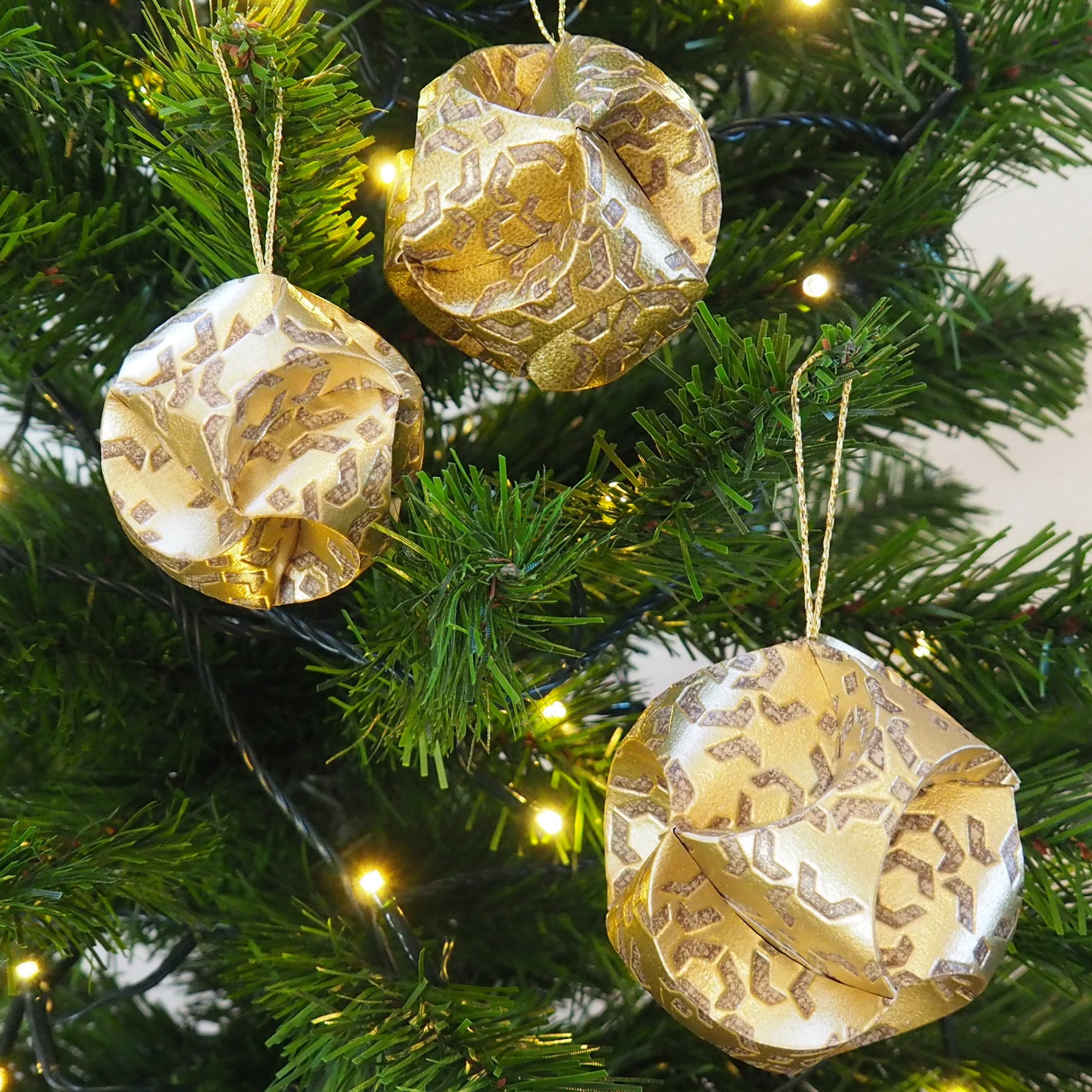 Dekokugeln, Weihnachtskugeln aus Papier, handgemacht Design Marrakesch gold