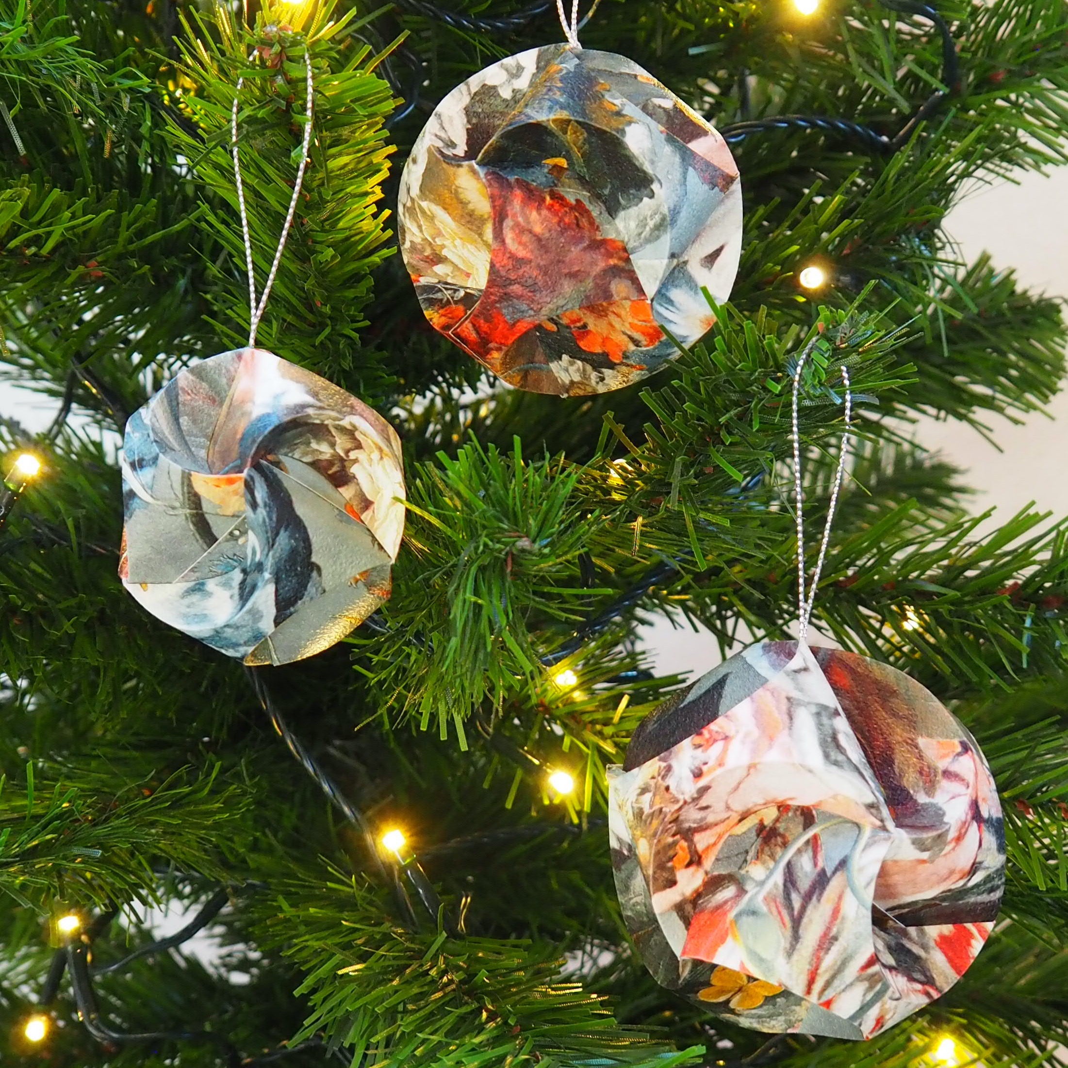 Dekokugeln, Weihnachtskugeln aus Papier, handgemacht Design Passepartout blue
