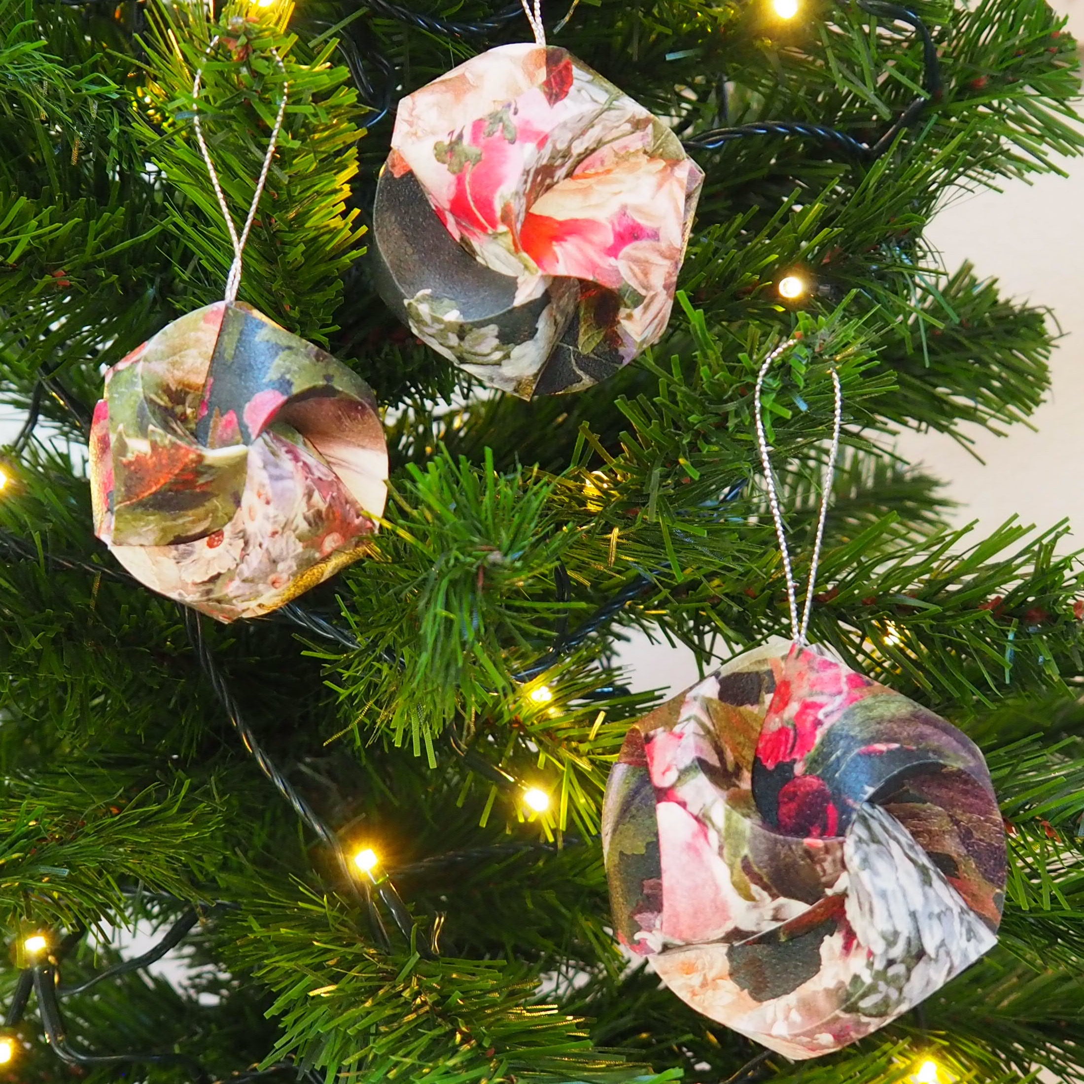 Dekokugeln, Weihnachtskugeln aus Papier, handgemacht Design Passpartout red